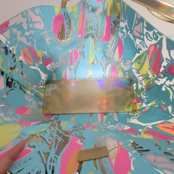 Lilly Pulitzer Breezy 2 Piece Tote Bag. - Picture 7 of 16